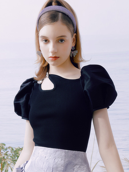 糖力潮品(TAMMYTANGS)女装品牌2022夏季设计感灯笼袖针织上衣