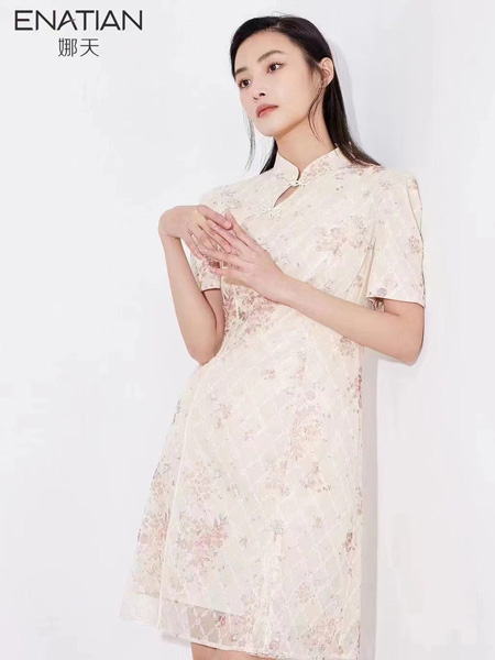伊娜天ENATIAN女装品牌2022夏季镂空中国风立领连衣裙