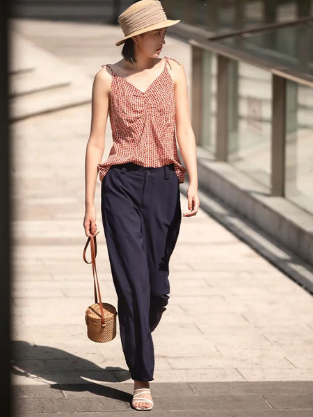 小愚XIAOYU女装品牌2022夏季格纹V领时尚吊带衫