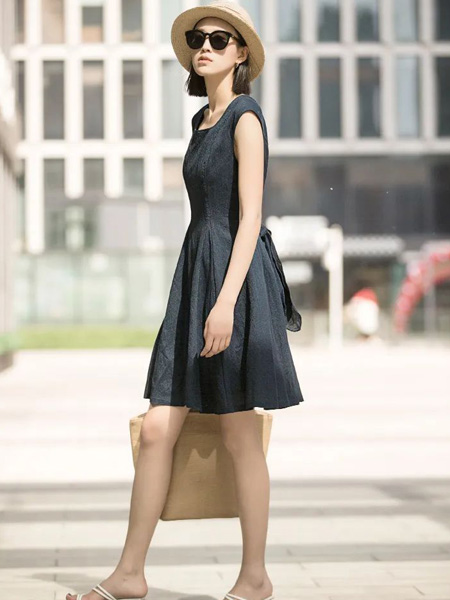 小愚XIAOYU女装品牌2022夏季优雅收腰压褶连衣裙