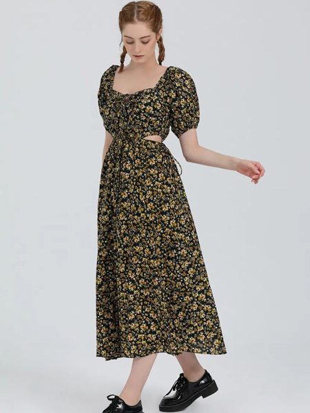树生活女装品牌2022夏季镂空灯笼袖长款连衣裙