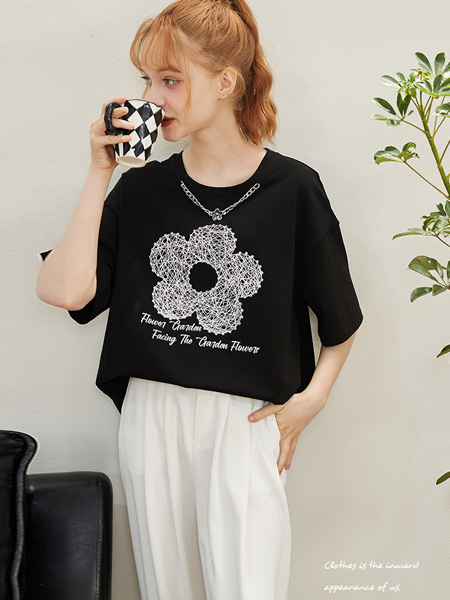 库恩玛维女装品牌2022夏季圆领花朵可爱T恤