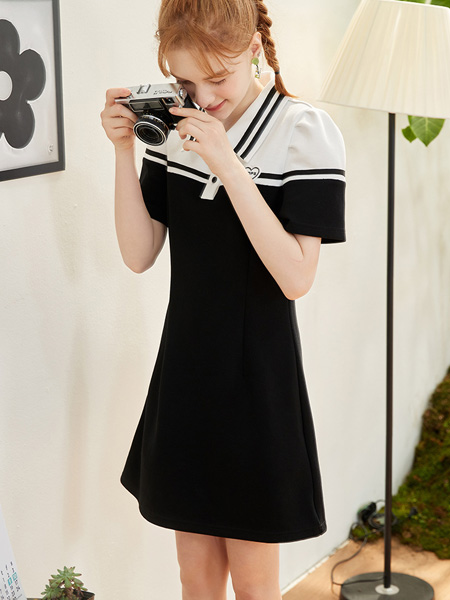 库恩玛维女装品牌2022夏季条纹灯笼袖短款连衣裙