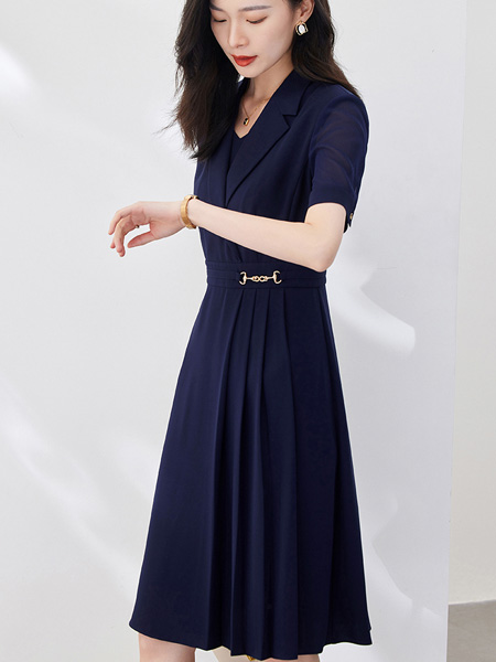 欧莎女装品牌2022夏季设计感压褶通勤风连衣裙