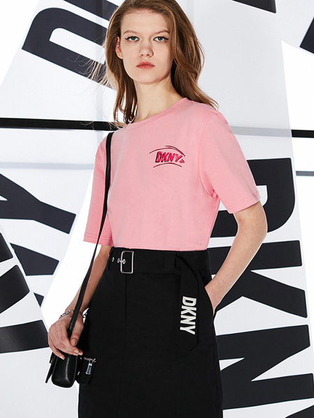 DKNY唐可娜儿女装品牌2022夏季字母个性潮流T恤
