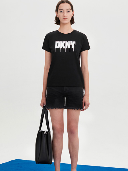 DKNY唐可娜儿女装品牌2022夏季街头风圆领字母T恤