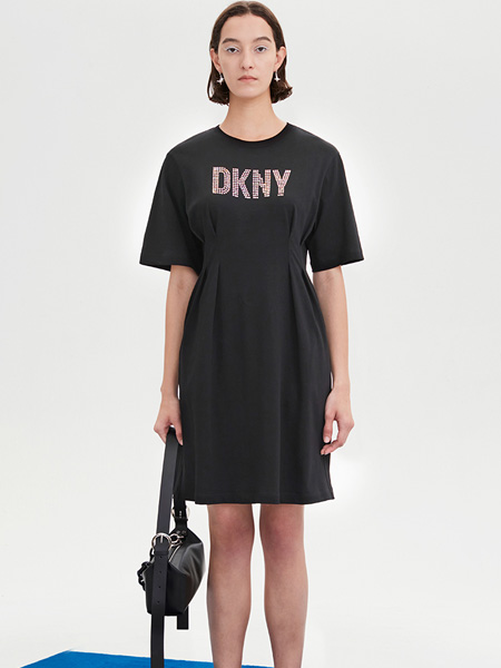 DKNY唐可娜儿女装品牌2022夏季压褶字母圆领连衣裙