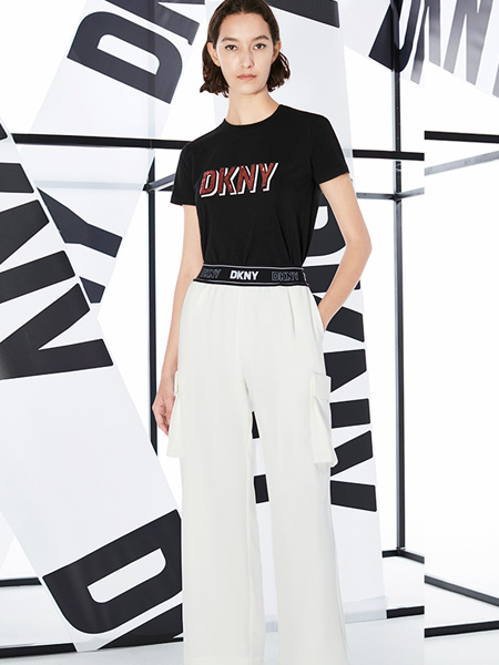 DKNY唐可娜儿女装品牌2022夏季字母贴身舒适T恤