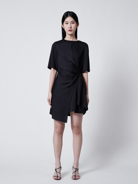 张莉女装品牌2022夏季收腰褶皱气质连衣裙