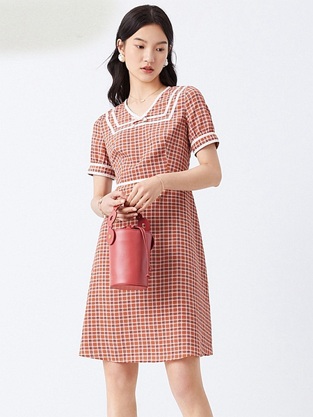 衣莱尔女装品牌2022夏季甜美风格纹时尚连衣裙