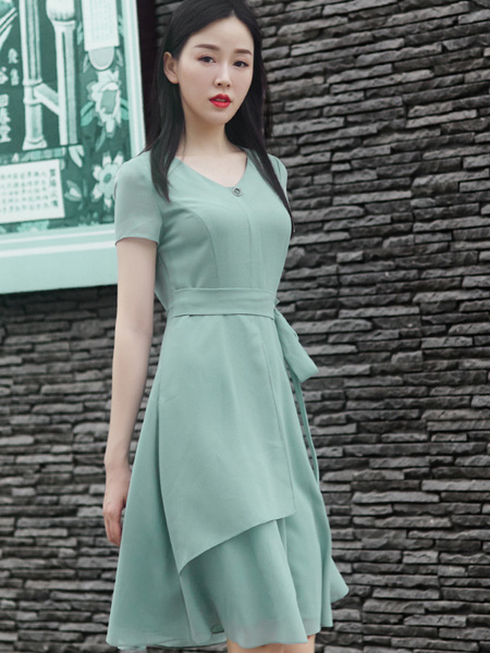 圣可尼女装品牌2022夏季优雅收腰女神连衣裙