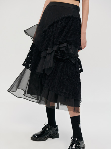 依迪索女装品牌2022夏季设计感网纱不规则半身裙