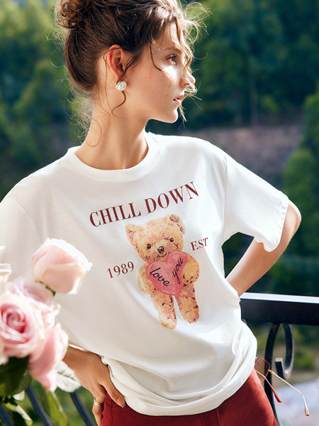 欧芮儿女装品牌2022夏季小熊印花字母T恤