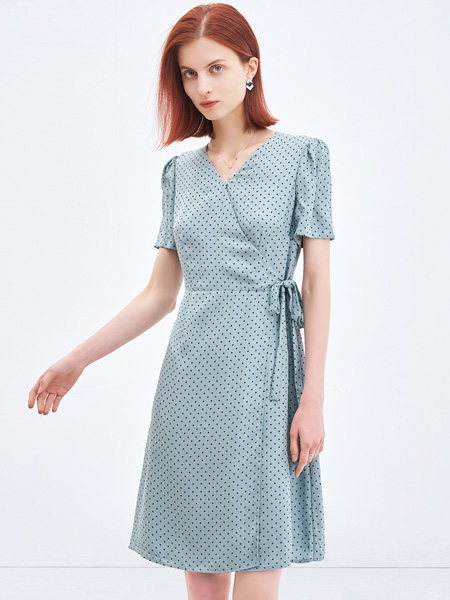 菲妮迪女装品牌2022夏季波点优雅轻熟风连衣裙