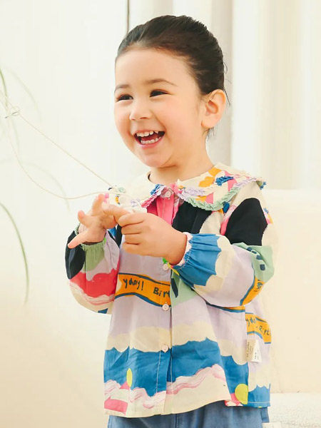 马拉丁童装品牌2022春夏娃娃领设计感可爱外套
