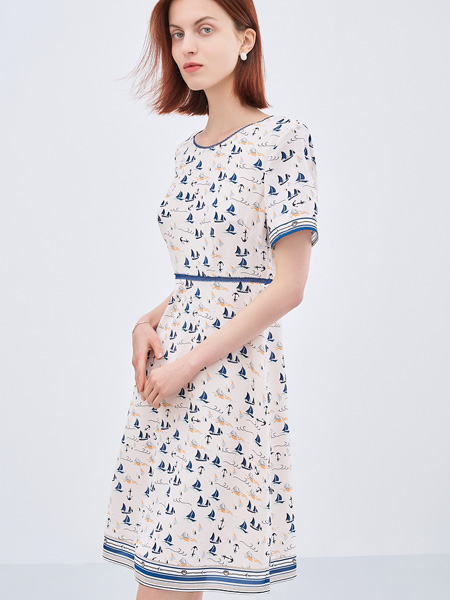 菲妮迪女装品牌2022夏季条纹印花时尚连衣裙