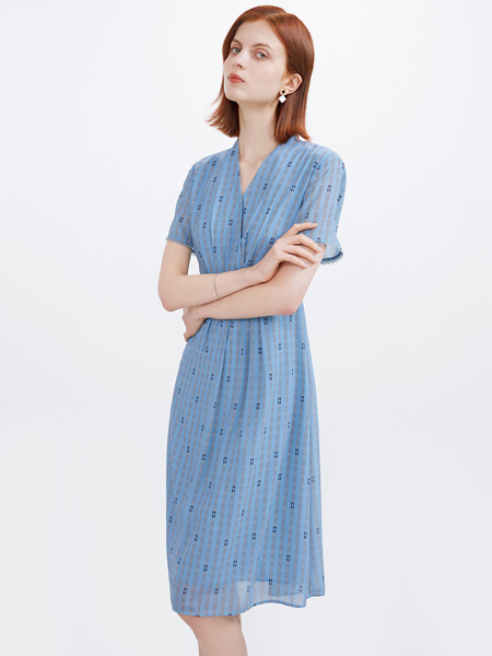 菲妮迪女装品牌2022夏季条纹气质飘逸连衣裙