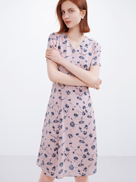 菲妮迪女装品牌2022夏季复古风印花清凉连衣裙