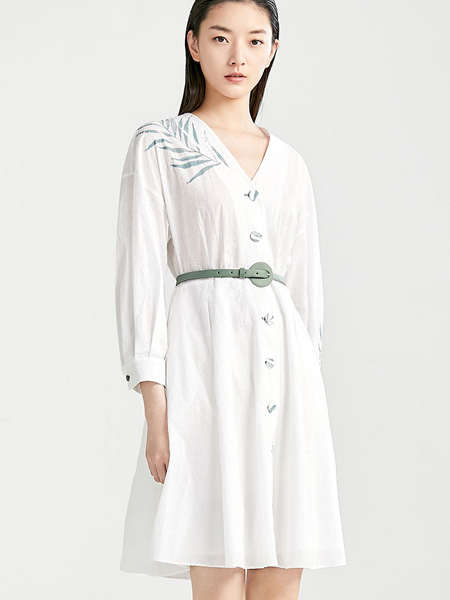 艺之卉|EACHWAY女装品牌2022夏季V领排扣气质连衣裙