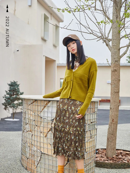 伊纳芙女装品牌2022秋季修身慵懒风个性简约针织衫