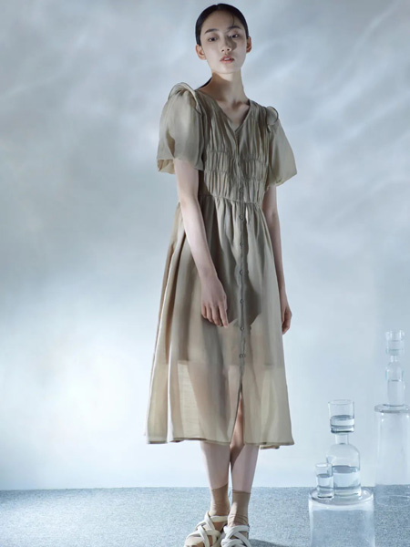 本涩BSIEE女装品牌2022夏季灯笼袖法式赫本风连衣裙