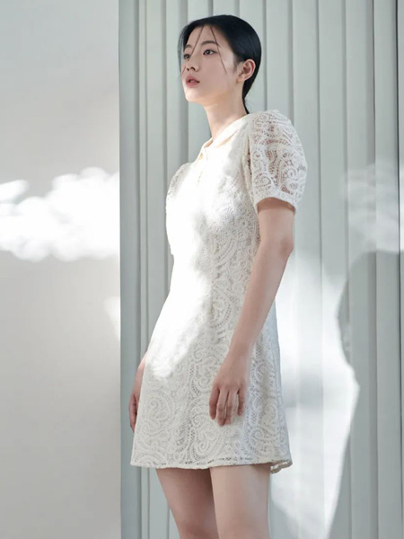 本涩BSIEE女装品牌2022夏季镂空优雅简约时尚连衣裙