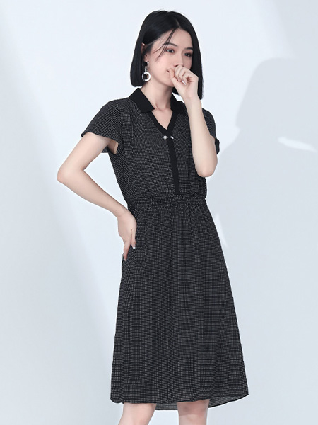 TR/BECA翠贝卡女装品牌2022夏季柔软贴身V领连衣裙