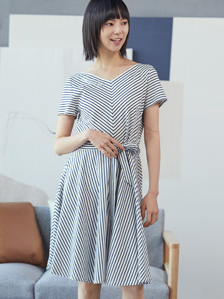 KAKO女装品牌2022夏季V领收腰条纹连衣裙