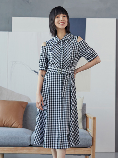 KAKO女装品牌2022夏季镂空中长款格纹连衣裙
