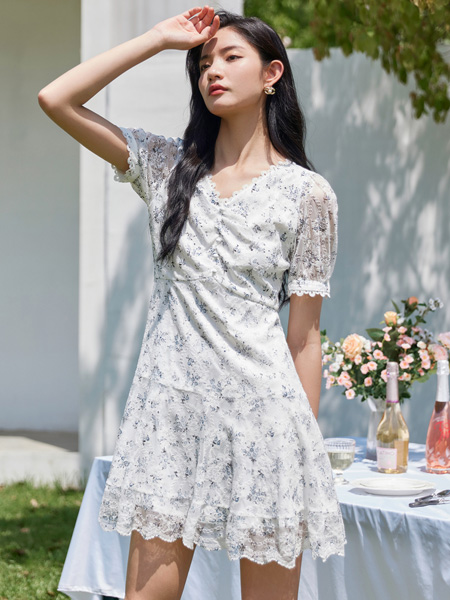 摩凡女装品牌2022夏季贴身柔软蕾丝连衣裙
