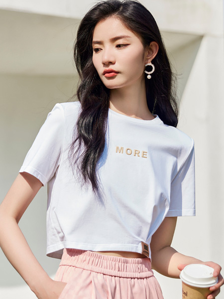 摩凡女装品牌2022夏季露脐短款字母T恤