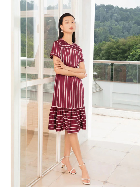茜纳女装品牌2022夏季名媛气质优雅大方条纹连衣裙