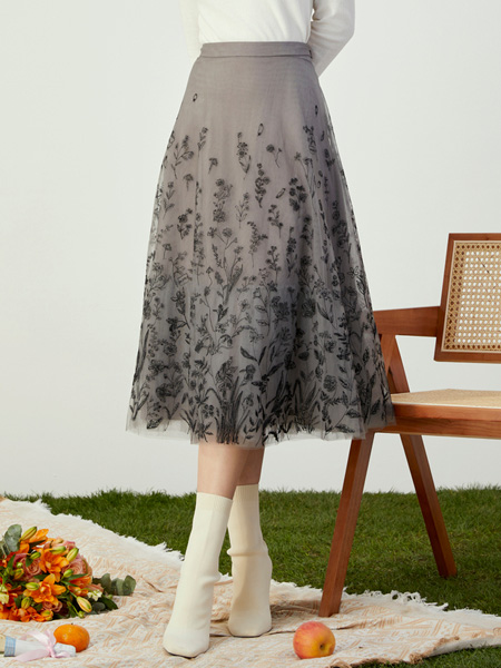 V.GRASS女装品牌2022夏季网纱长款高腰半身裙