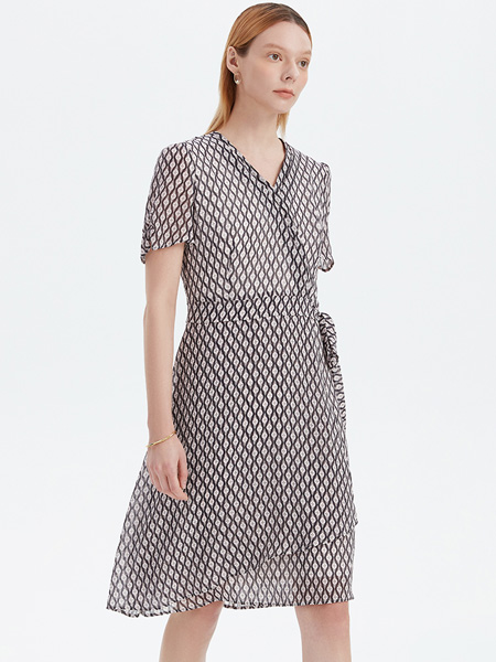 吉芬女装品牌2022夏季格纹清凉薄款连衣裙