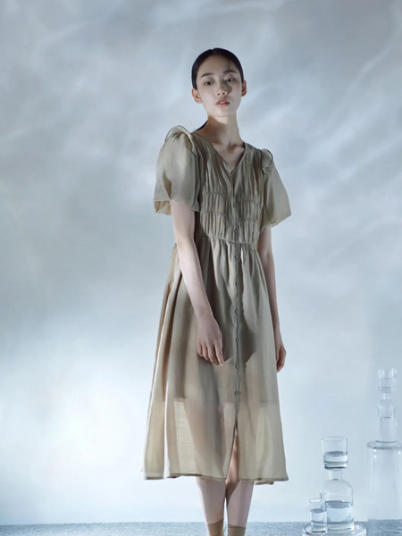 本涩BSIEE女装品牌2022夏季法式赫本风温柔收腰连衣裙