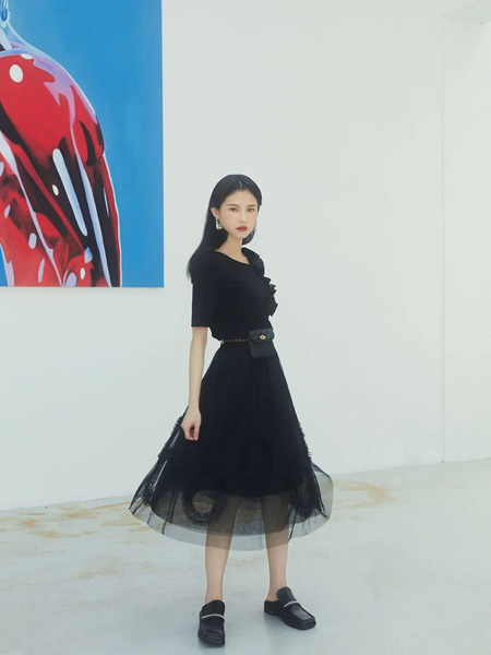曼秀繽紛女裝品牌2022秋季黑色氣質款收腰連衣裙