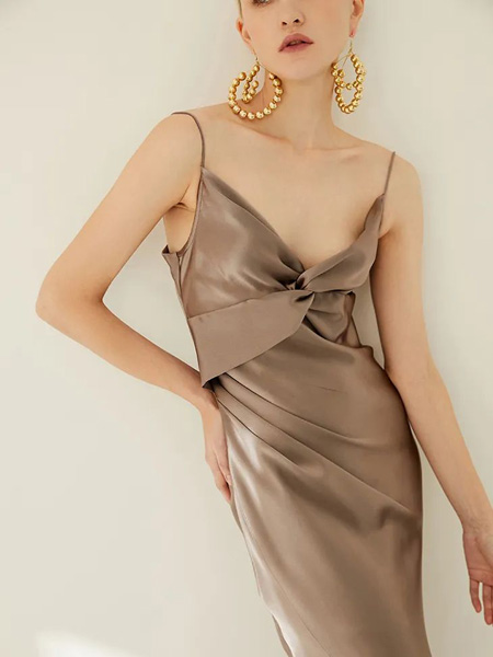 朗黛国际女装品牌2022夏季性感成熟欧美风吊带连衣裙