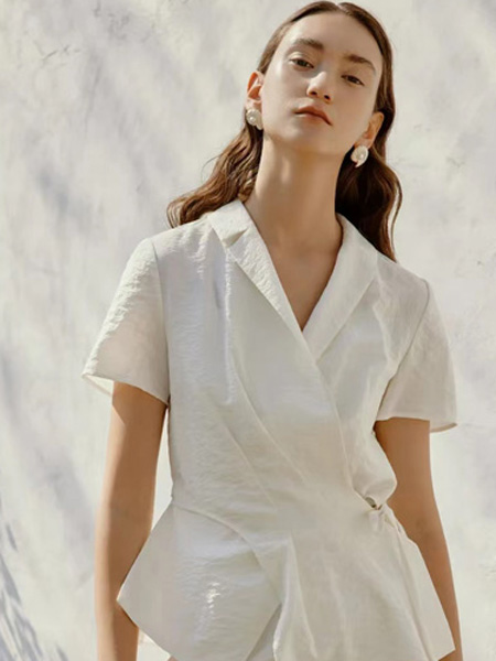 台绣女装品牌2022夏季白色个性短袖V领不规则上衣