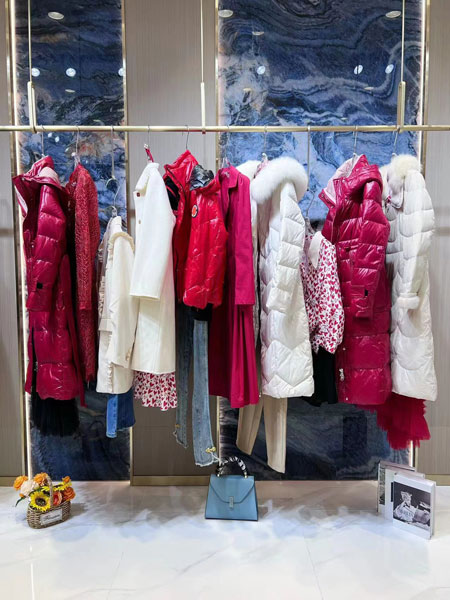 右立方女装品牌2022秋冬红色系列产品展示