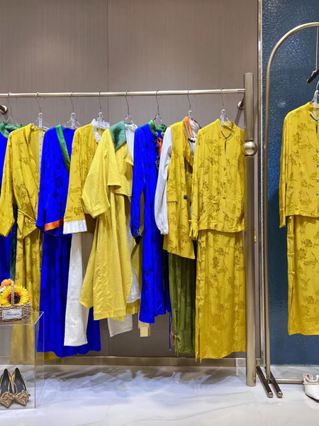 右立方女装品牌2022秋冬黄色套装系列