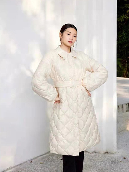 点占女装品牌2022冬季白色菱格收腰中长款外套
