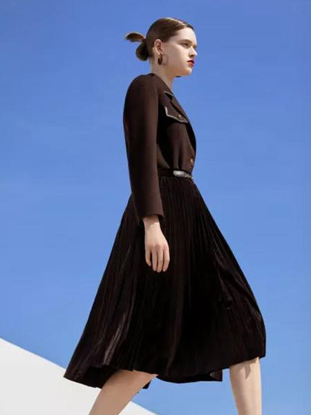 芝仪女装品牌2022冬季气质小黑裙套装