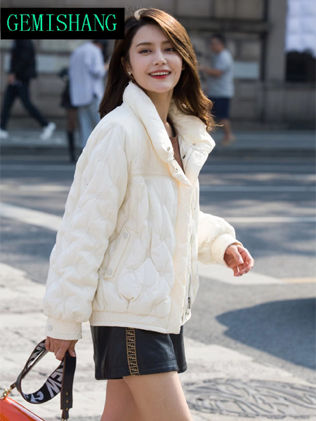 歌米裳女装品牌2022秋冬短款纯白外套