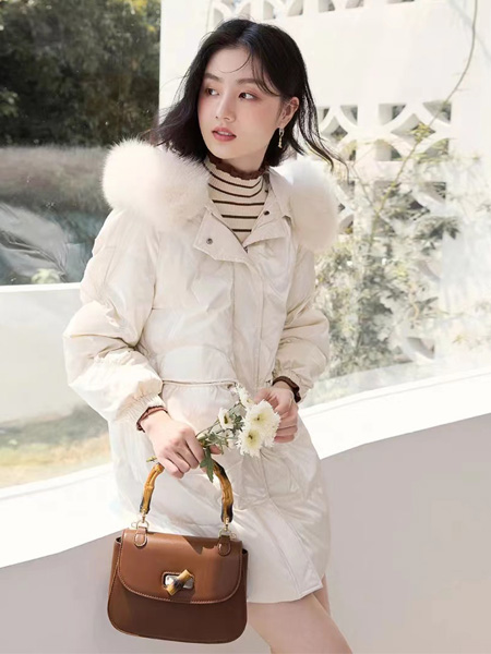 歌米裳女装品牌2022秋冬白色修身羽绒服