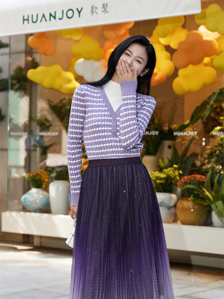 芝仪女装品牌2022秋冬紫白波浪条纹印花针织衫