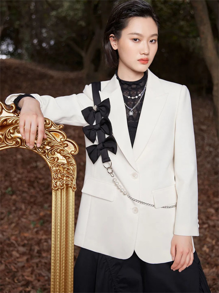 曼诺比菲女装品牌2022秋冬黑白蝴蝶夹设计感西装外套