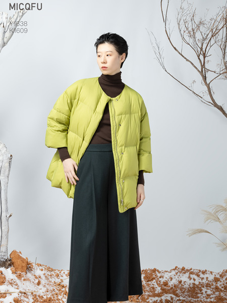 米可秋赋女装品牌2022冬季浅绿色无领中款羽绒外套