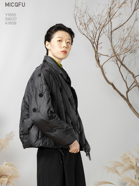 米可秋赋女装品牌2022冬季短款纯黑羽绒服外套