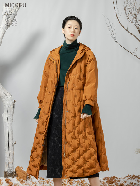 米可秋赋女装品牌2022冬季姜黄色薄款羽绒服长外套