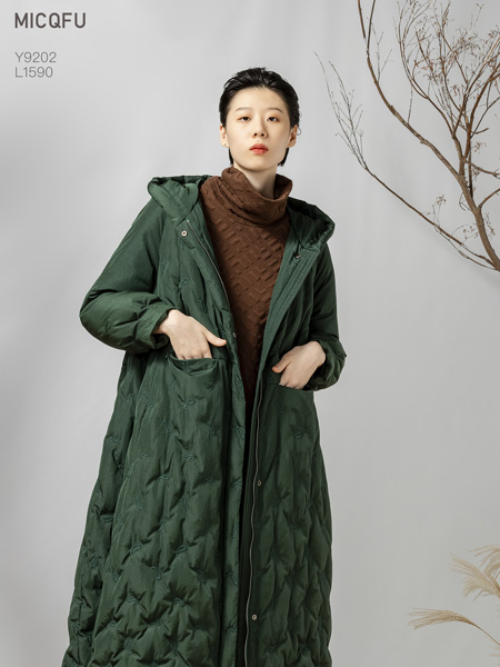 米可秋赋女装品牌2022冬季墨绿色羽绒服长款外套